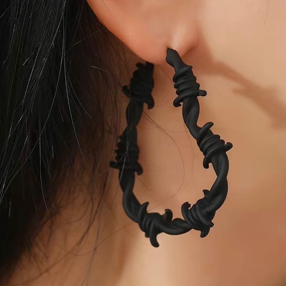 Earring and necklace set. - Picture 5 of 8